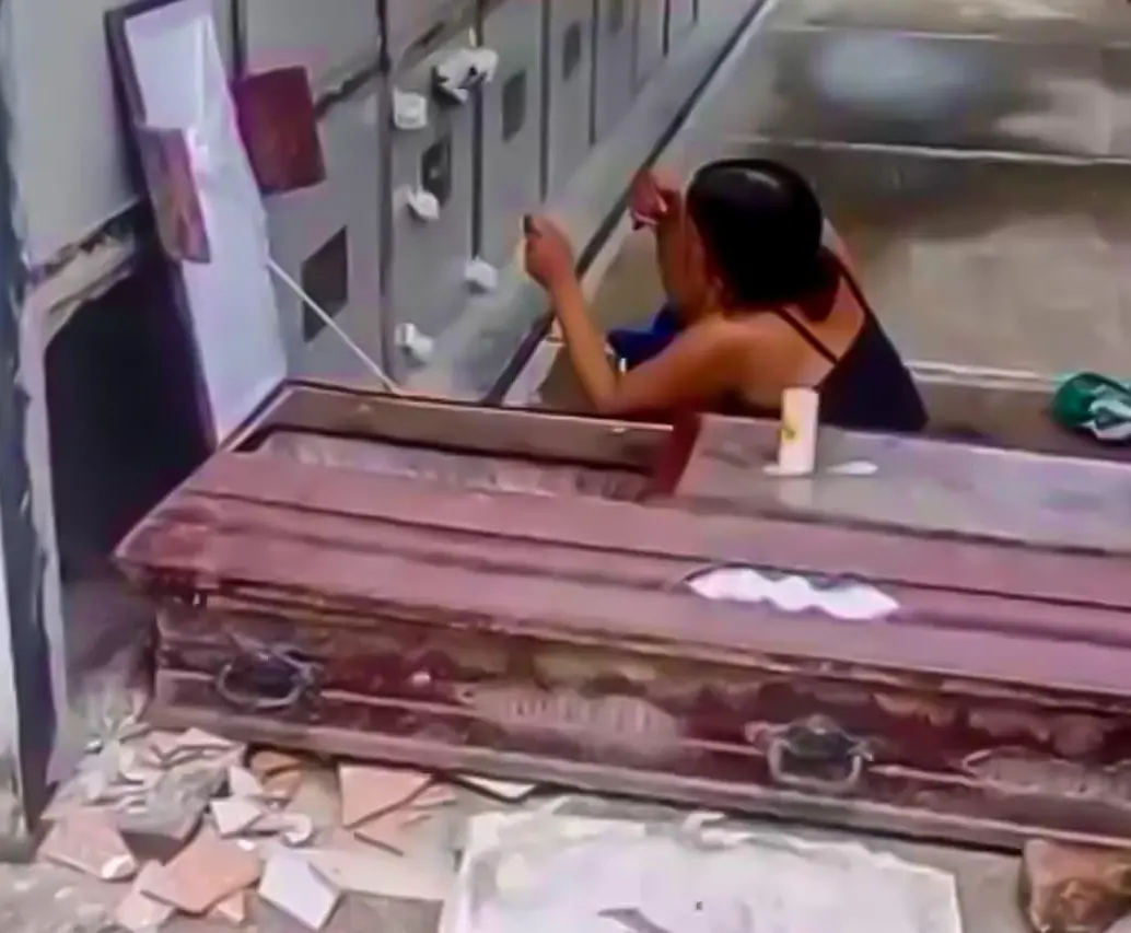 Así fue como una mujer en Santander profanó una tumba para bañar y vestir a un difunto. FOTO:<i> Colprensa - Vanguardia</i>
