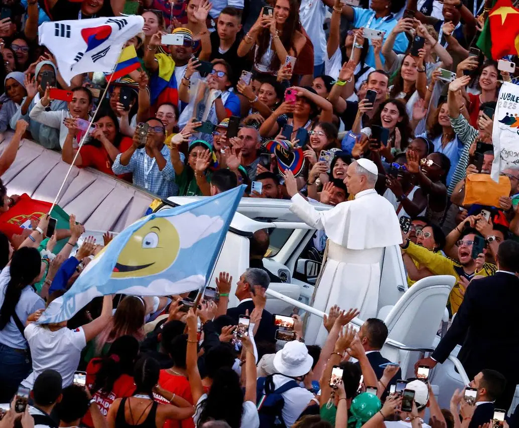 El saludo del papa León XIV a los jóvenes en su recorrido desde el papamóvil. FOTO: Tomada de @chrisjollyhale