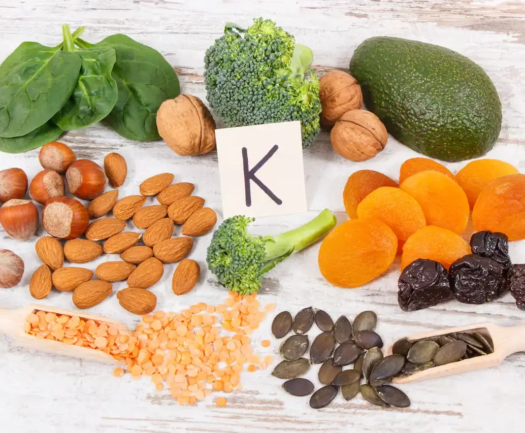 Alimentos ricos en vitamina K, como las espinacas y el brócoli, ayudan a mantener una buena salud ósea y cardiovascular. FOTO: Colprensa