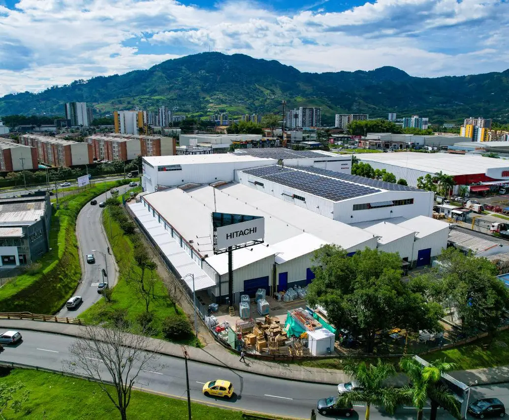 Desde la planta de Hitachi Energy en Dosquebradas, el país no solo se suma a la IA, sino que se posiciona como actor en la transición hacia una infraestructura energética. FOTO: Cortesía Hitachi.