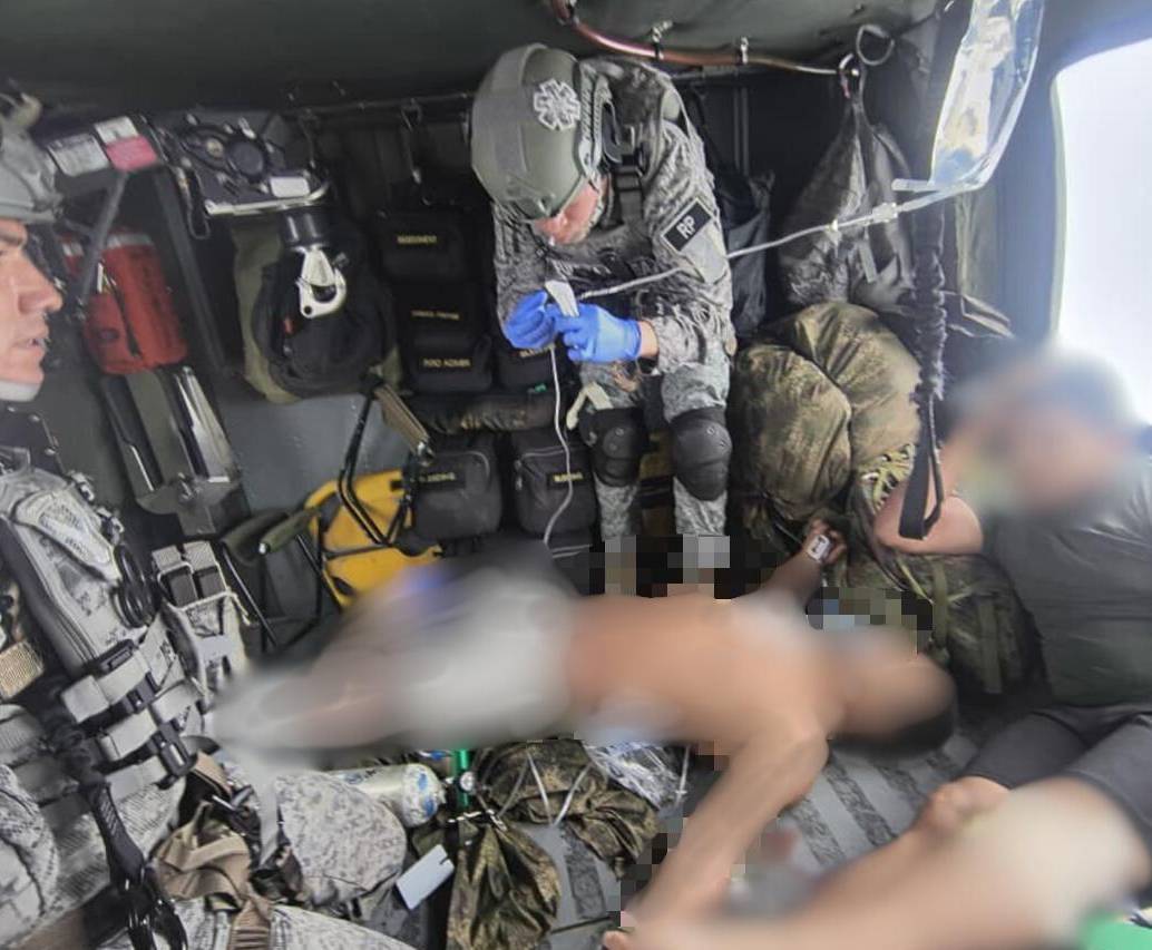 Debido al grave estado en el que se encontraban, la Fuerza Aeroespacial Colombiana, mediante un helicóptero “Ángel” del Comando Aéreo de Combate N.° 5 (Cacom 5), realizó la evacuación de los tres soldados. FOTO: Cortesía CACOM 5
