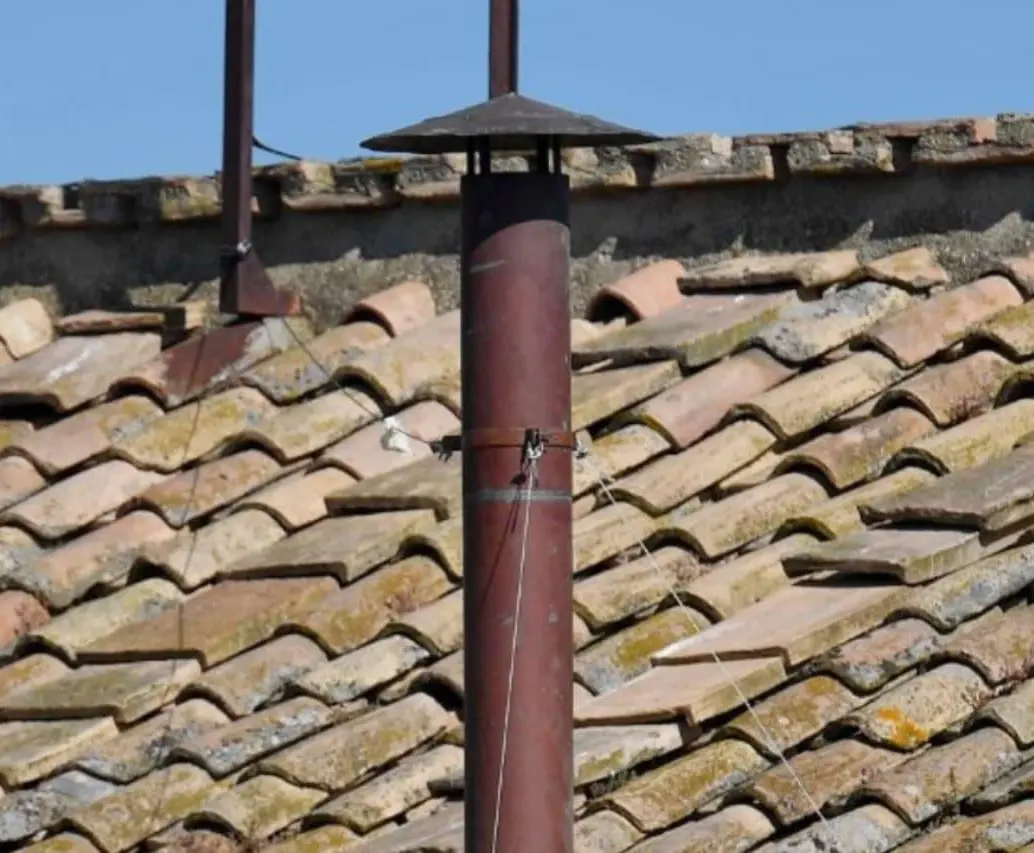 Esta es la chimenea instalada en la Capilla Sixtina para informar sobre el sucesor del papa Francisco. FOTO: VATICANO 