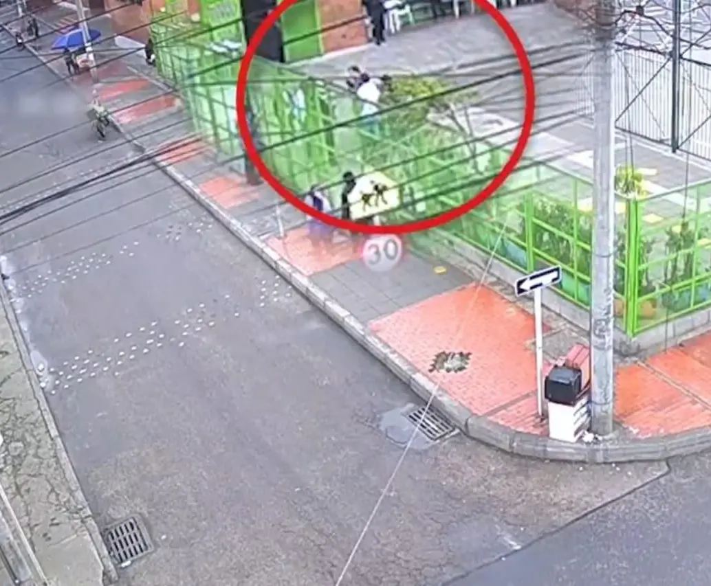 Un padre agredió a su hijo en un colegio de la localidad de Engativá, en Bogotá. FOTO: Captura de video 