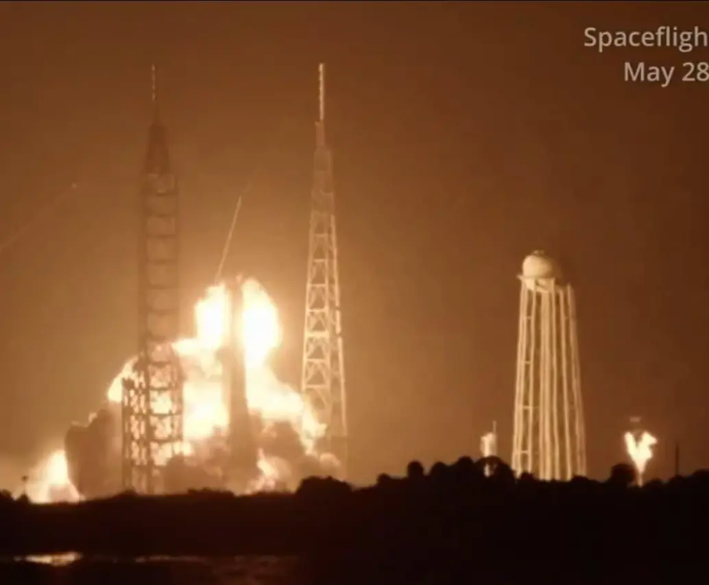 Un cohete de la empresa aeroespacial de Bezos explotó tras una “anomalía” durante una prueba en tierra en Florida, Estados Unidos. FOTO: Captura de video 