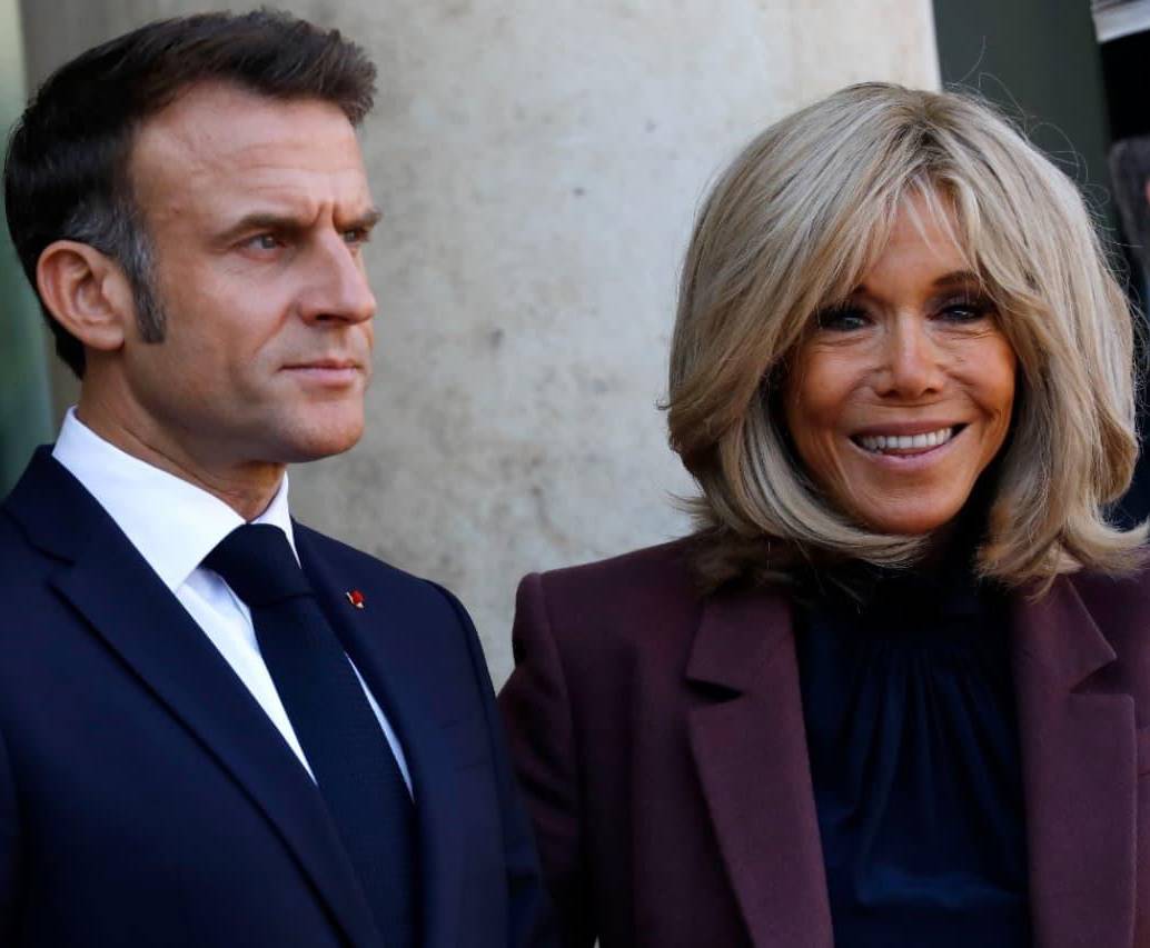 La historia de amor entre Emmanuel Macron y su esposa Brigitte. FOTO: GETTY