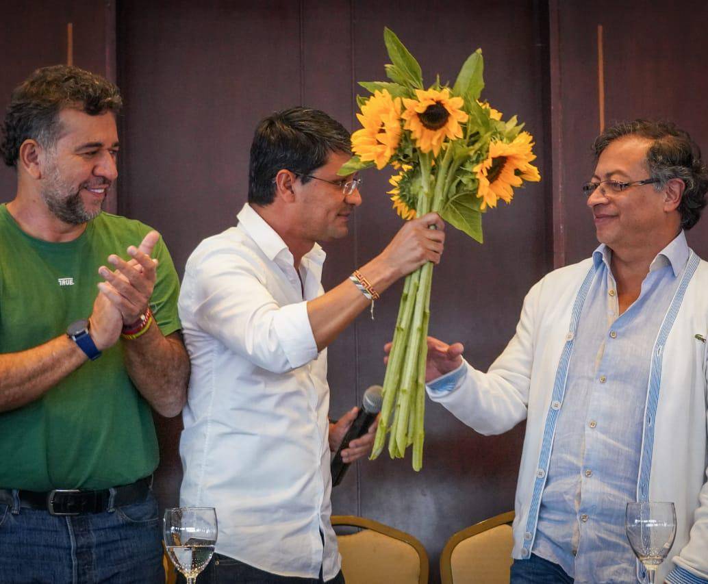 Los ahora embajadores León Fredy Muñoz y Camilo Romero son algunos de los líderes de la línea petrista dentro del partido Verde. FOTO: REDES SOCIALES