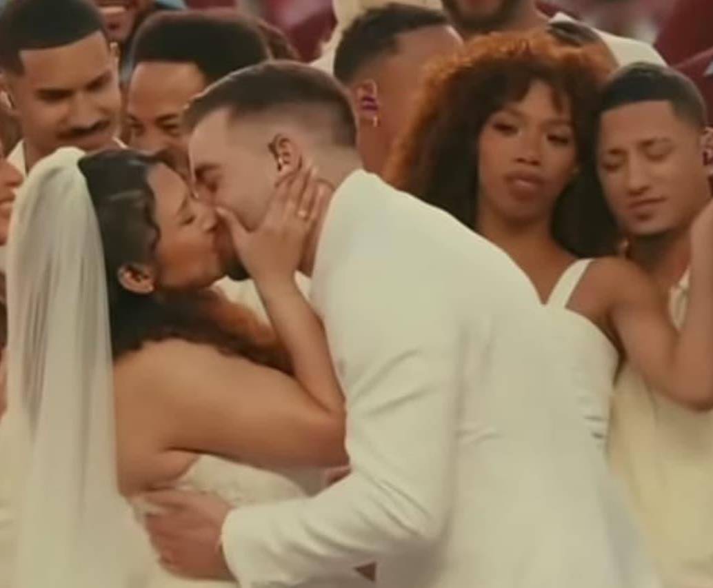 La boda en el Super Bowl 2026 durante la presentación del puertorriqueño Bad Bunny. FOTO: Captura de video