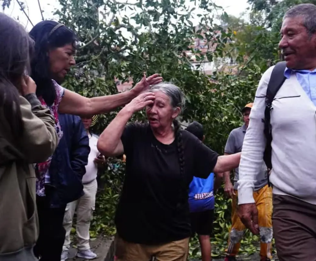 La señora Azucena Vera, de 71 años, quedó atrapada en su vivienda tras la caída de un árbol por las fuertes lluvias en Bucaramanga. FOTO: Colprensa -Vanguardia- Marco Valencia