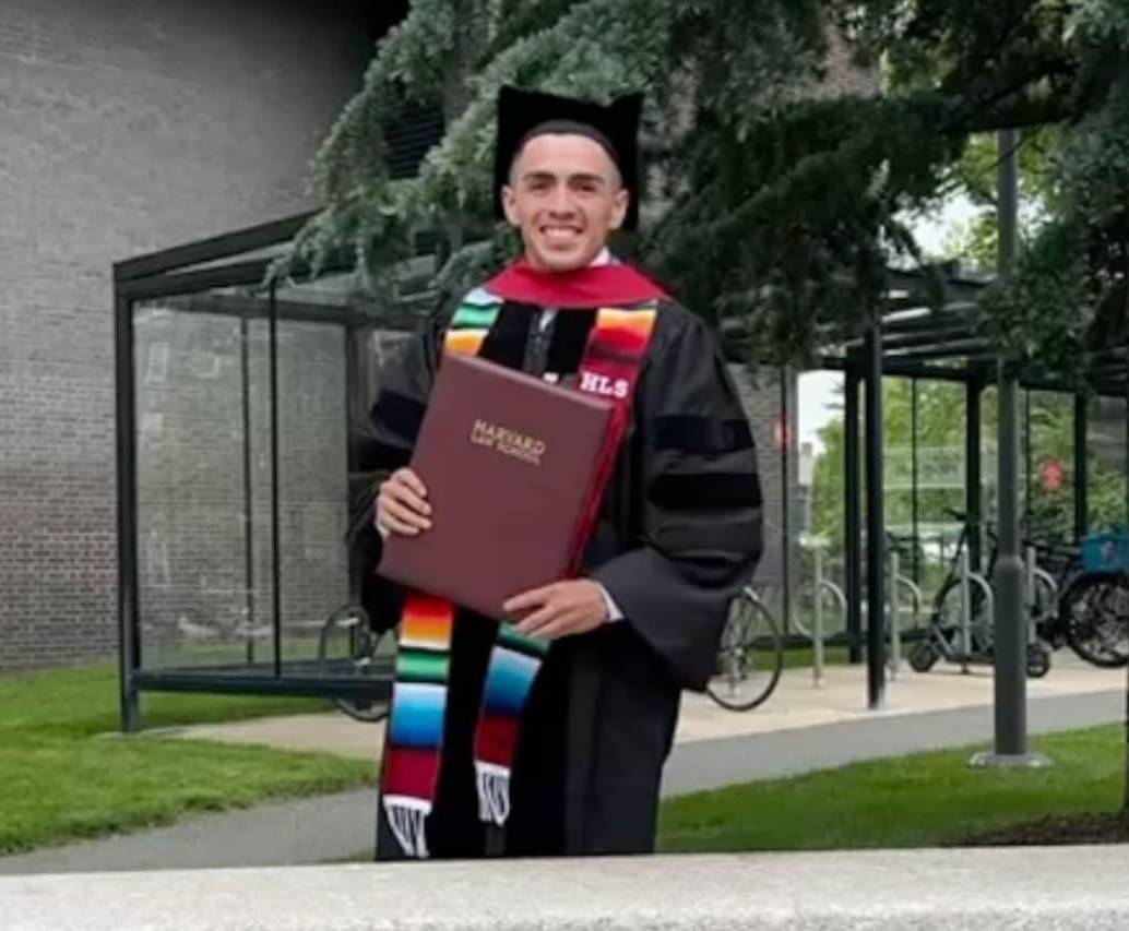 Un migrante indocumentado en Estados Unidos se graduó en la universidad más prestigiosa del mundo. FOTOS: Tomadas de redes sociales