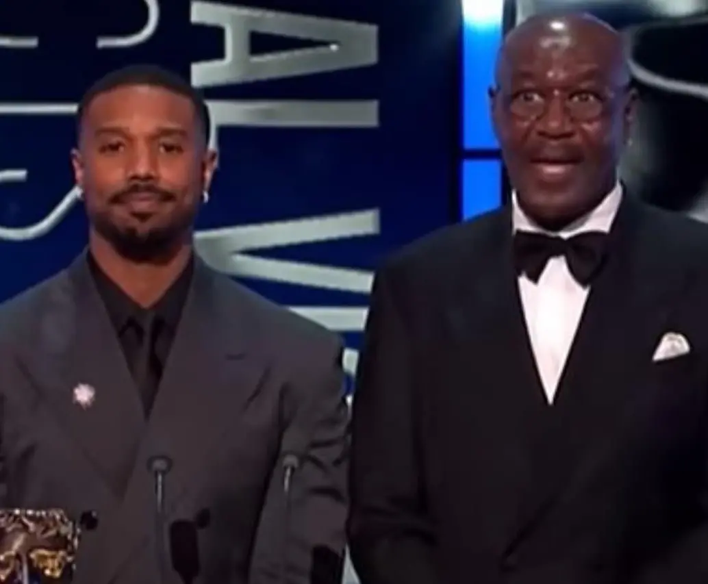 Se escucharon insultos racistas contra Michael B. Jordan y Delroy Lindo mientras presentaban un premio en los BAFTA 2026. FOTO: Captura de video 
