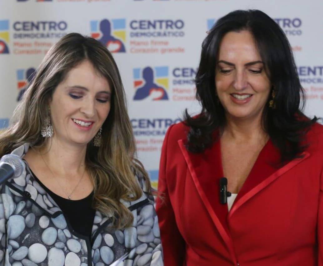 María Fernanda Cabal (de rojo) se pronunció tras la victoria de su colega Paloma Valencia en la encuesta interna del Centro Democrático para la Presidencia de Colombia. FOTO: Colprensa.