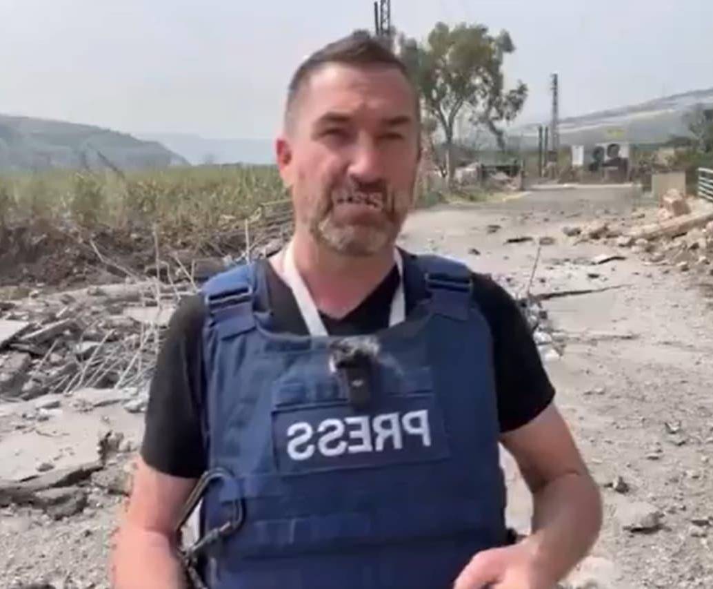 Un misil cayó cerca de un periodista de la cadena rusa RT; un video captó el momento. FOTO: Captura de video 