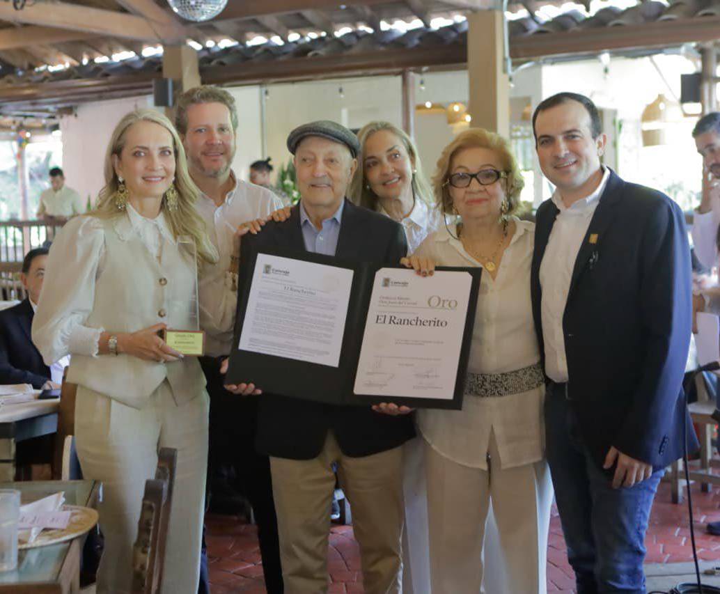 Jorge Jaramillo y Ruth Elena Alzate fueron condecorados recientemente por el cumpleaños número 50 del restaurante. FOTO: CONCEJAL ALEJANDRO DE BEDOUT