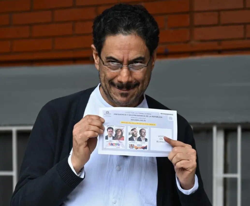 El candidato Iván Cepeda ya votó en la segunda vuelta presidencial. FOTO: AFP 
