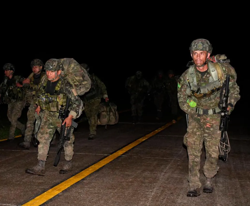 Los 33 militares aterrizaron en la noche de este 28 de agosto en Guaviare, después de tres días secuestrados. FOTO CORTESÍA 
