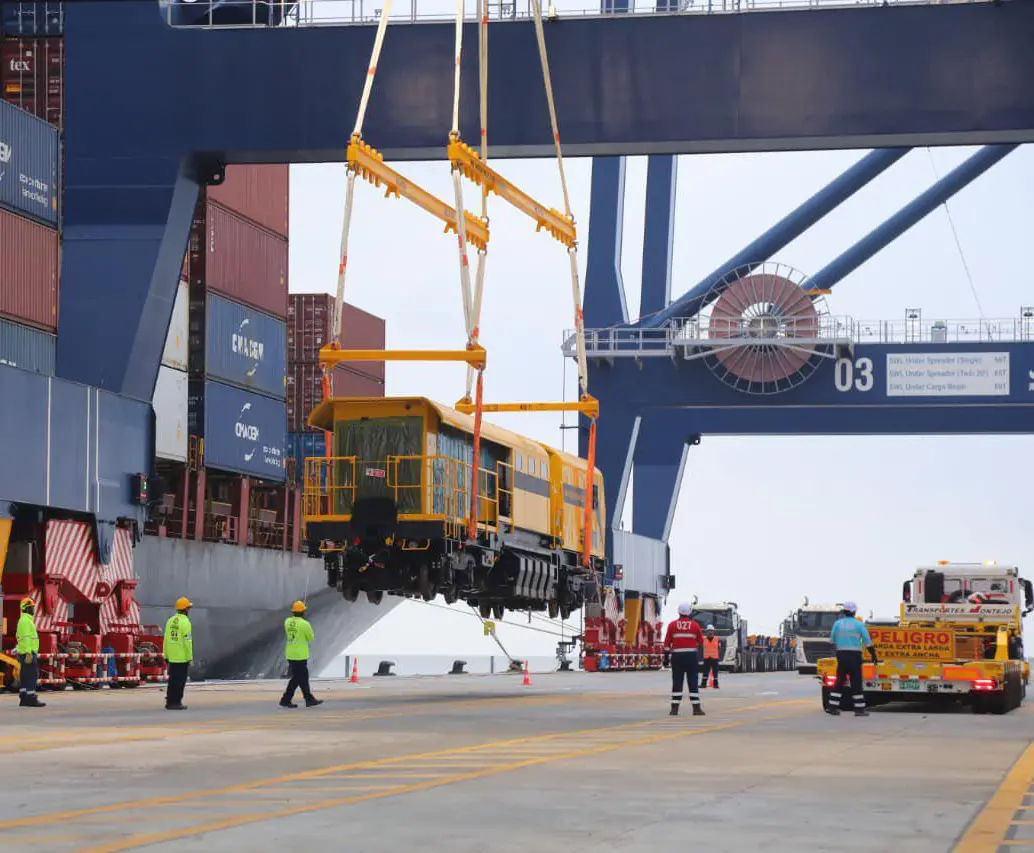 Reperfiladora que llegó a Puerto Antioquia para mejorar la operación del Metro de Medellín. Foto: Fico Gutiérrez @FicoGutierrez