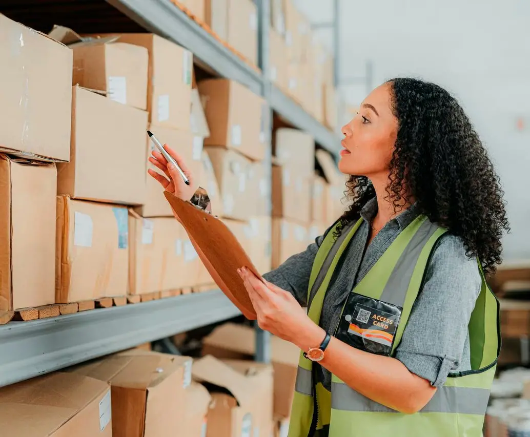 Logística, ventas y seguridad son algunos de los sectores donde Alkosto y Ktronix requieren personal en varias regiones de Colombia. FOTO: GETTY