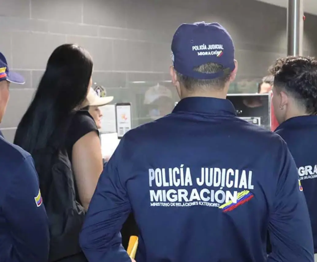 Mujer de Medellín fue liberada tras permanecer retenida por una red de trata de personas en República Dominicana. FOTO: Migración Colombia 
