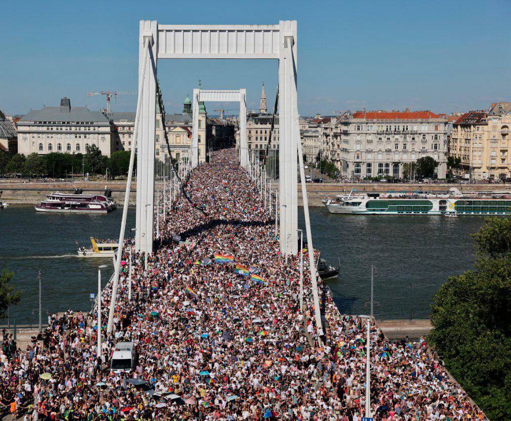 El gobierno de Viktor Orban instaló cámaras de reconocimiento facial a lo largo del recorrido para imponer, posteriormente, multas a los manifestantes. FOTO X @JulianMaciasT