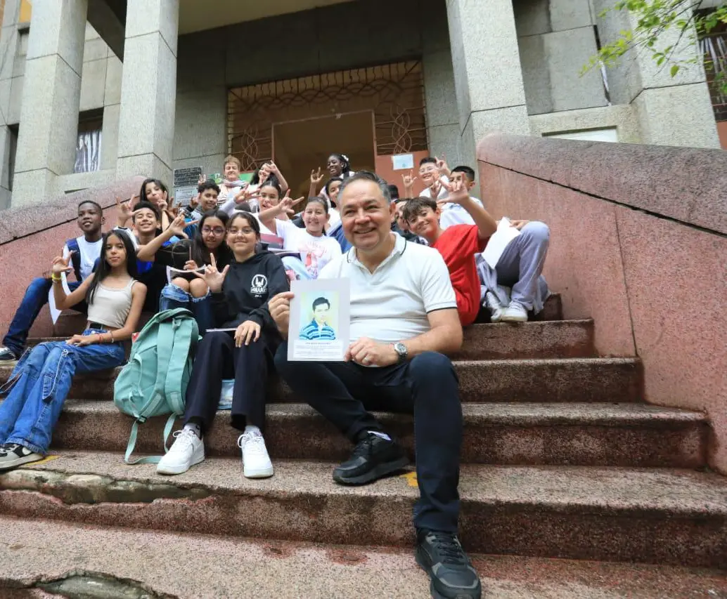 Alumnos de la Institución Educativa Francisco Luis Hernández, conocida como el Colegio de Ciegos y Sordos de Medellín, junto a uno de sus egresados más prominentes. FOTO: Esneyder Gutiérrez