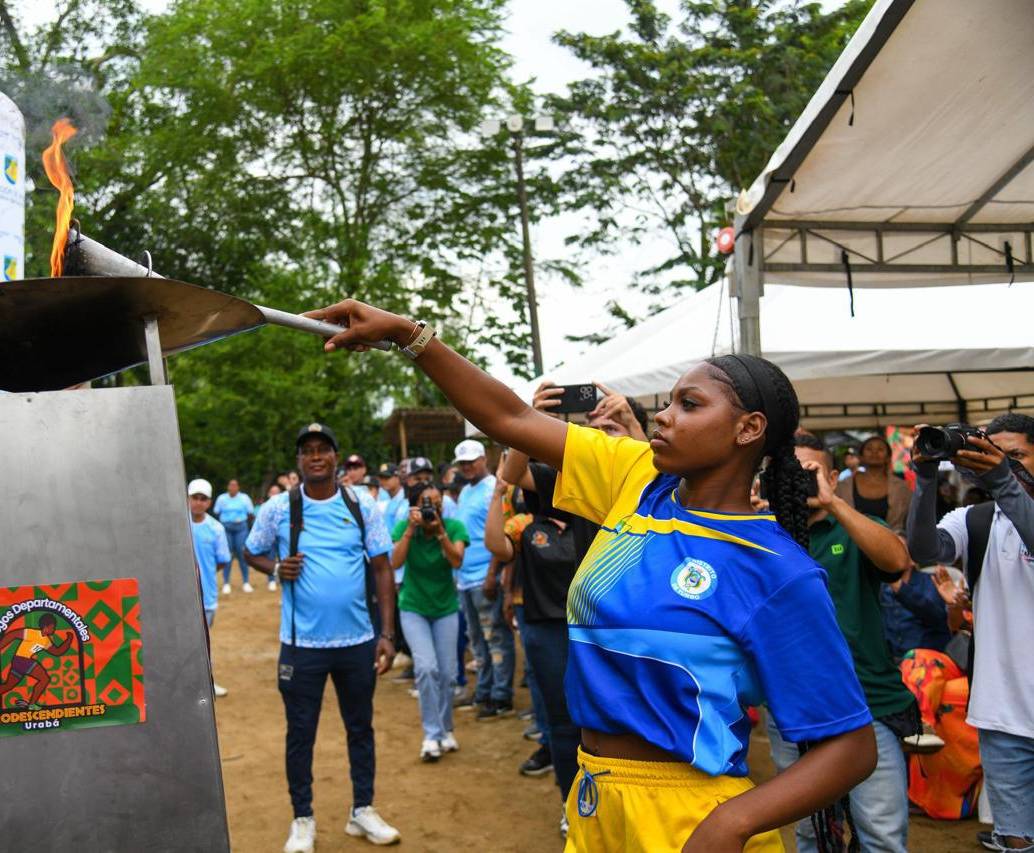 Ilsa Córdoba, de 16 años, encendió la Llama Olímpica en la inauguración de los primeros Juegos Afro. La joven ostenta el récord nacional Sub-18 en jabalina. Foto: Ramiro Vásquez.
