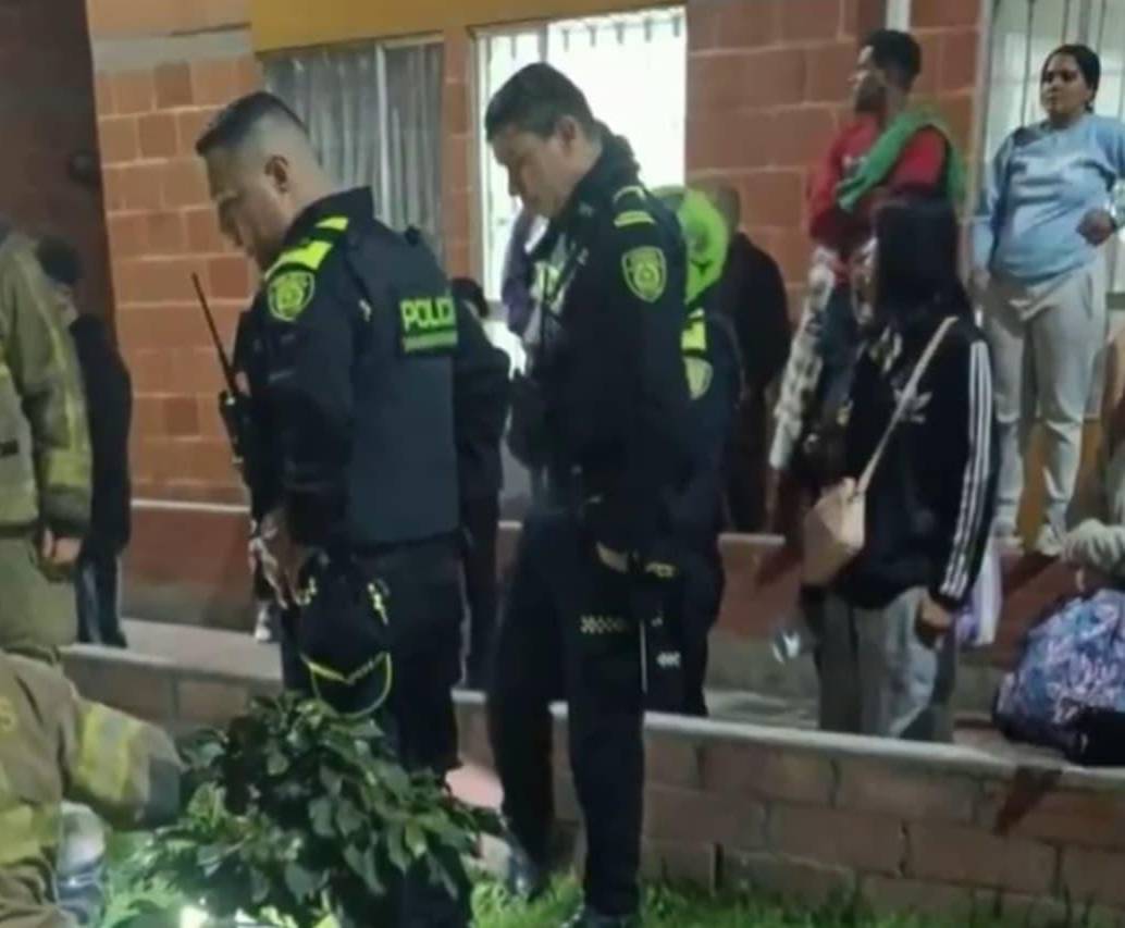 Un accidente se produjo en una vivienda de Bosa, en Bogotá, cuando un niño de 6 años cayó desde un tercer piso. FOTO: Captura de video 