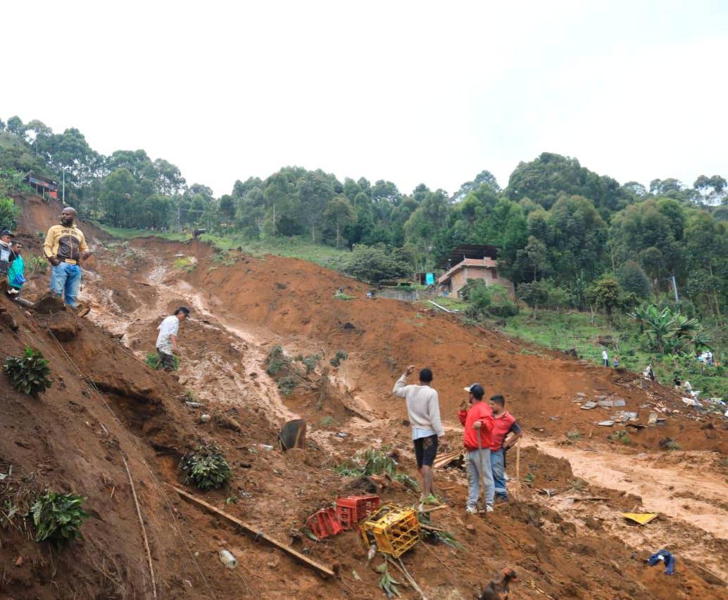 Los vecinos y organismos de socorro avanzan en la búqueda de más personas dentro de la masa de tierra. FOTO: ESNEYDER GUTIÉRREZ