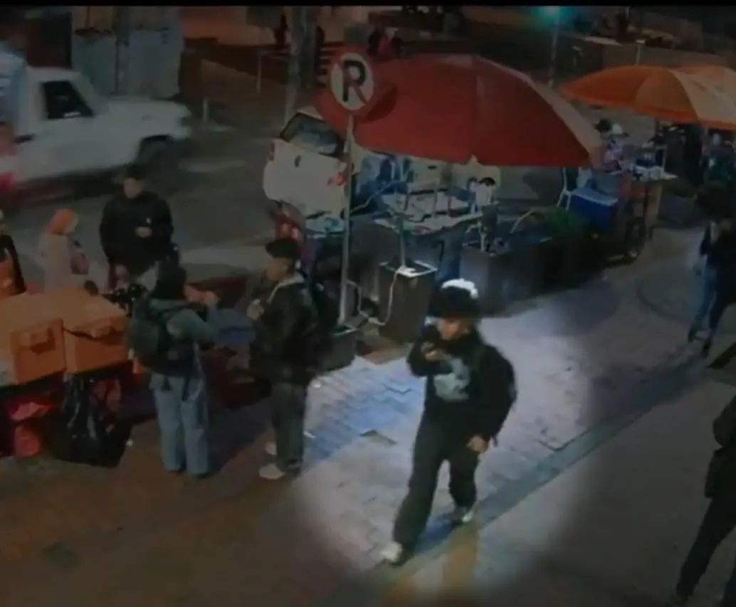 Fredy Santiago Guzmán Cárdenas fue apuñalado en medio de un atraco en una estación del TransMilenio en Bogotá. FOTO: Captura de video - <i>Noticias Caracol</i>