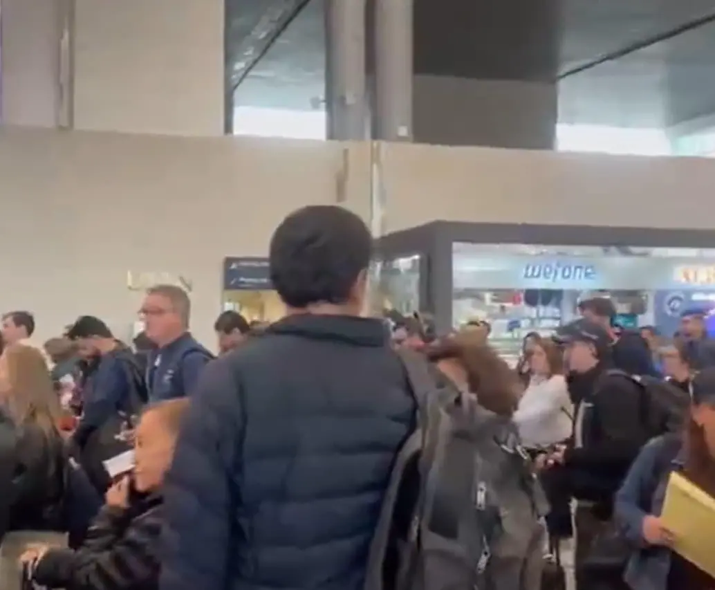 Fuerte congestión en el Aeropuerto Internacional El Dorado, em Bogotá, por el puente festivo de San José. FOTO: Captura de video 