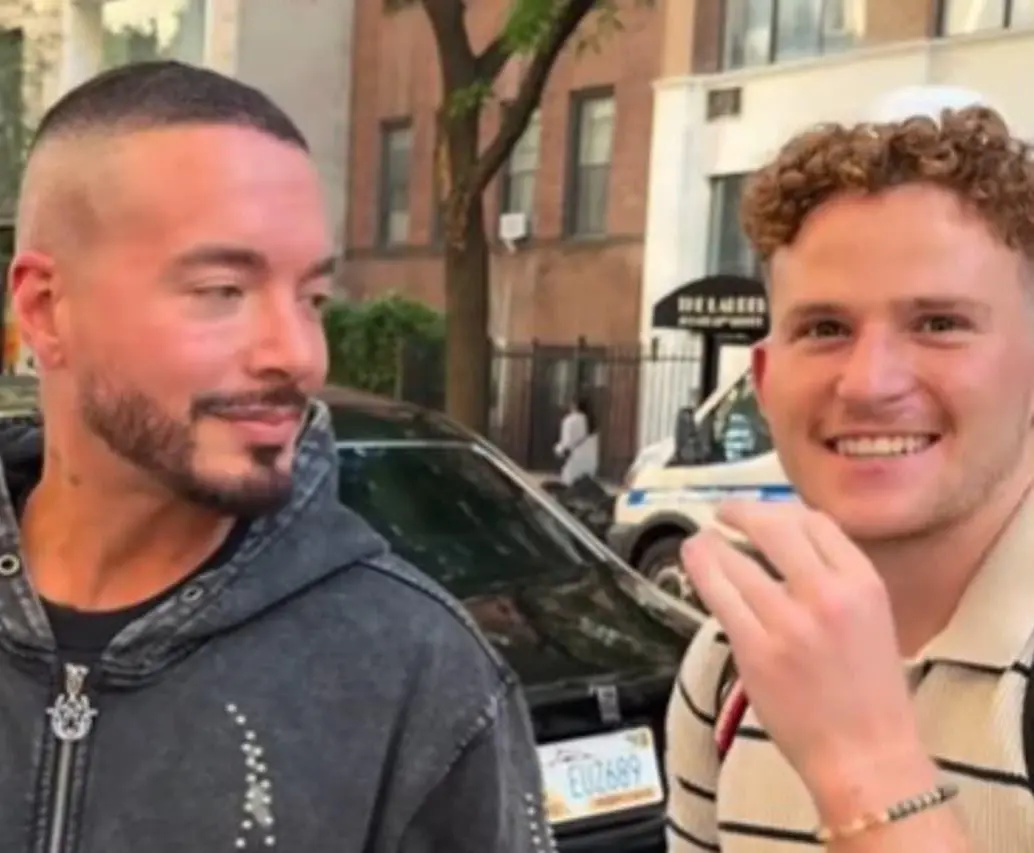 La respuesta de J Balvin ante la pregunta si prefiere el dinero o un momento con Dios. FOTO: Captura de video 