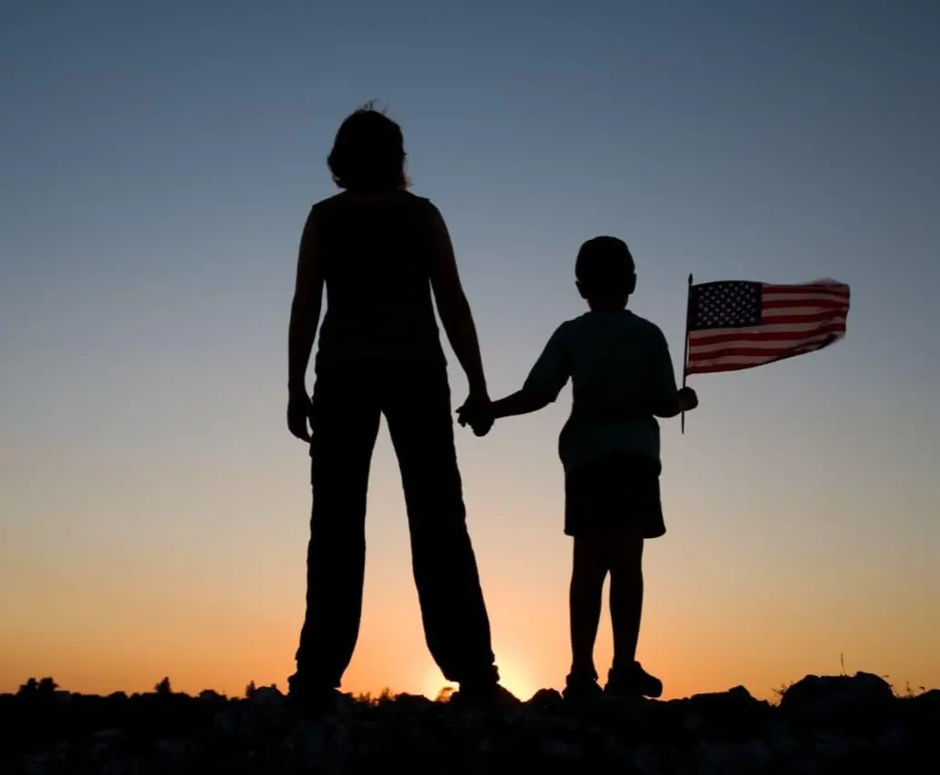 Niños en Estados Unidos temen ser separados de sus padres por las deportaciones lideradas por el presidente Donald Trump. FOTO: GETTY 
