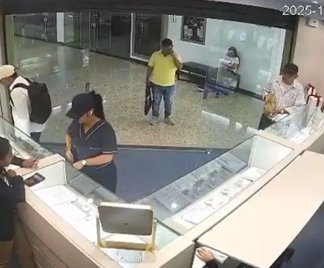 Revelan el video del asalto a una joyería de centro comercial en Bucaramanga. FOTO: Captura de video