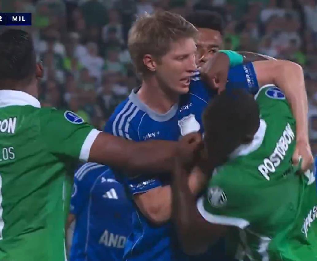 Andrés Llinás y su excompañero Andrés Felipe Román tuvieron un cruce de palabras en un partido de la Copa Sudamericana 2026. FOTO: Captura de video 