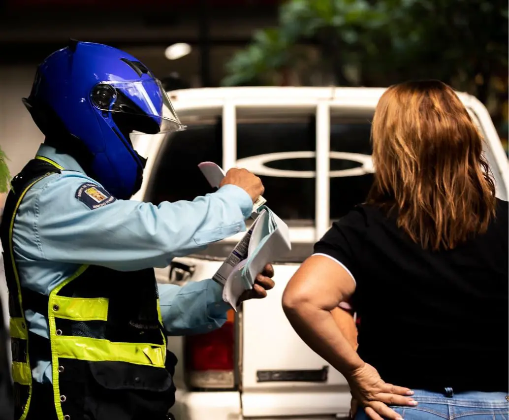 Los agentes de tránsito solo pueden pedir cinco documentos a un conductor en Colombia. FOTO: EL COLOMBIANO
