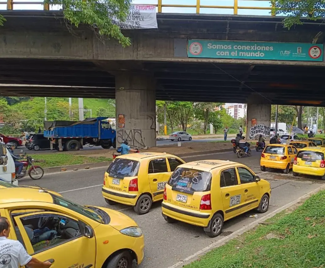 Un alto porcentaje de los habitantes de Medellín prefiere pedir el servicio de taxi a través de aplicaciones. FOTO: EL COLOMBIANO 