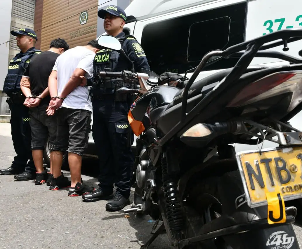 Los extranjeros detenidos junto al vehículo con la placa adulterada. FOTO: Cortesía