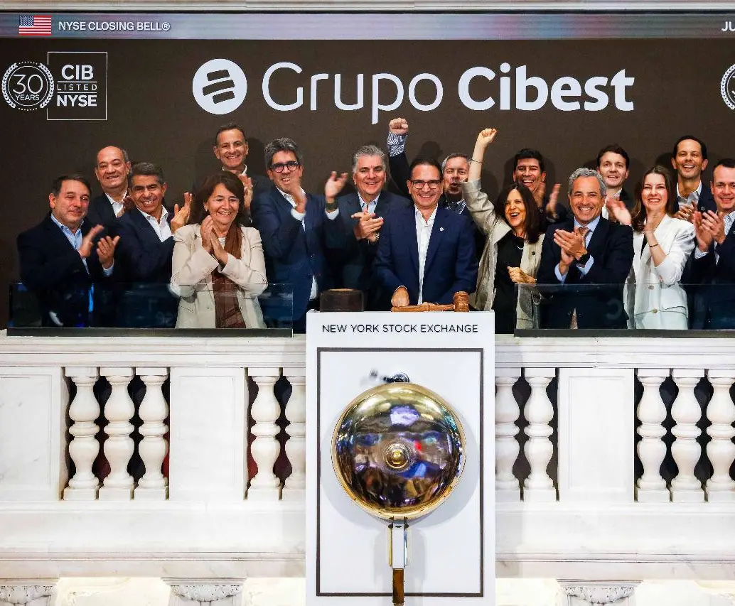 Durante el toque de campana en la Bolsa de Nueva York, como celebración de sus tres décadas de cotización, anunció su solicitud a la Bolsa de Singapur. FOTO: Cortesía.