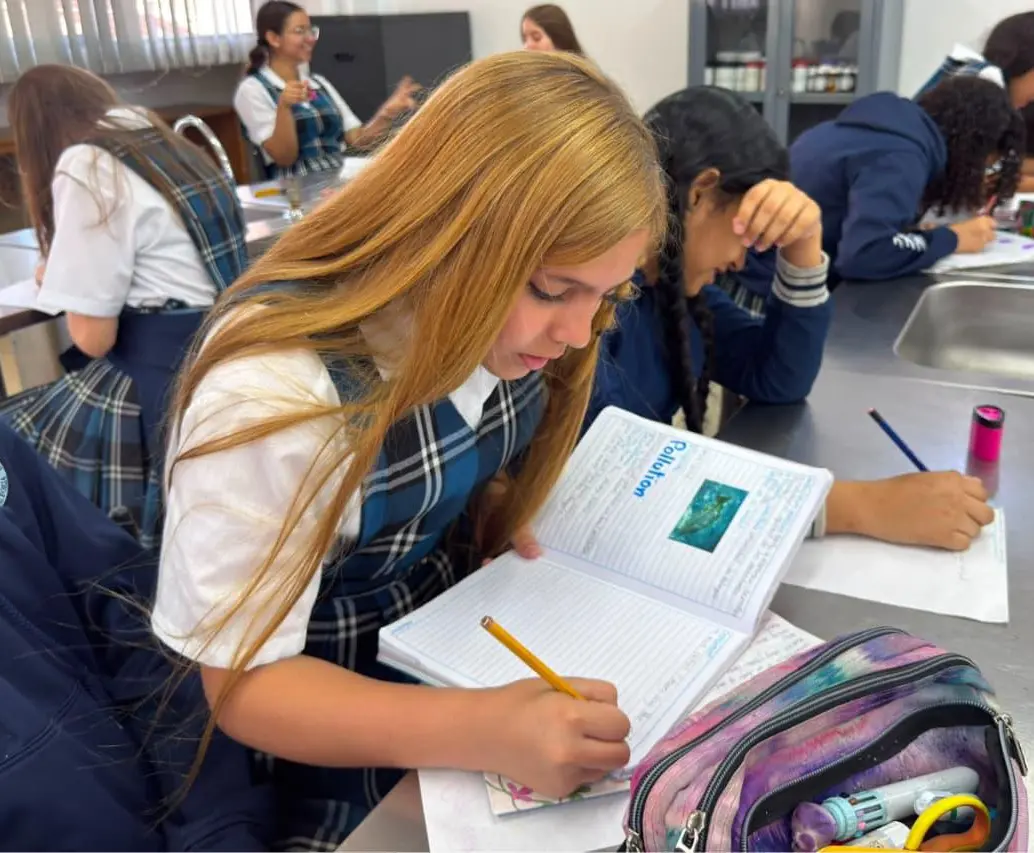 Más de 12.000 estudiantes y 1.100 docentes de Medellín perfeccionan su inglés con Distrito Bilingüe. FOTO: Alcaldía de Medellín 