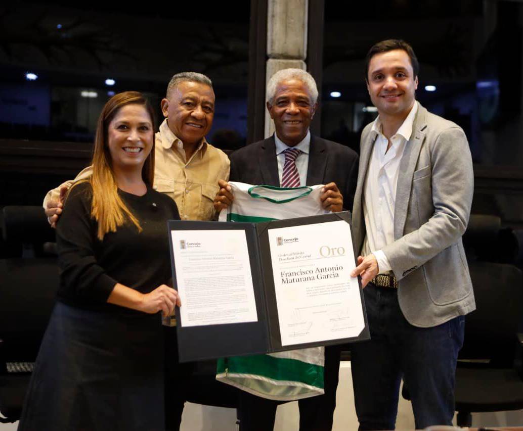 En la foto, junto a Francisco Maturana, aparece el exfutbolista Luis Alfonso “El Bendito” Fajardo, así como Sebastián Arango Botero, presidente de Nacional. FOTO: Tomada de X @BlogVerdolaga