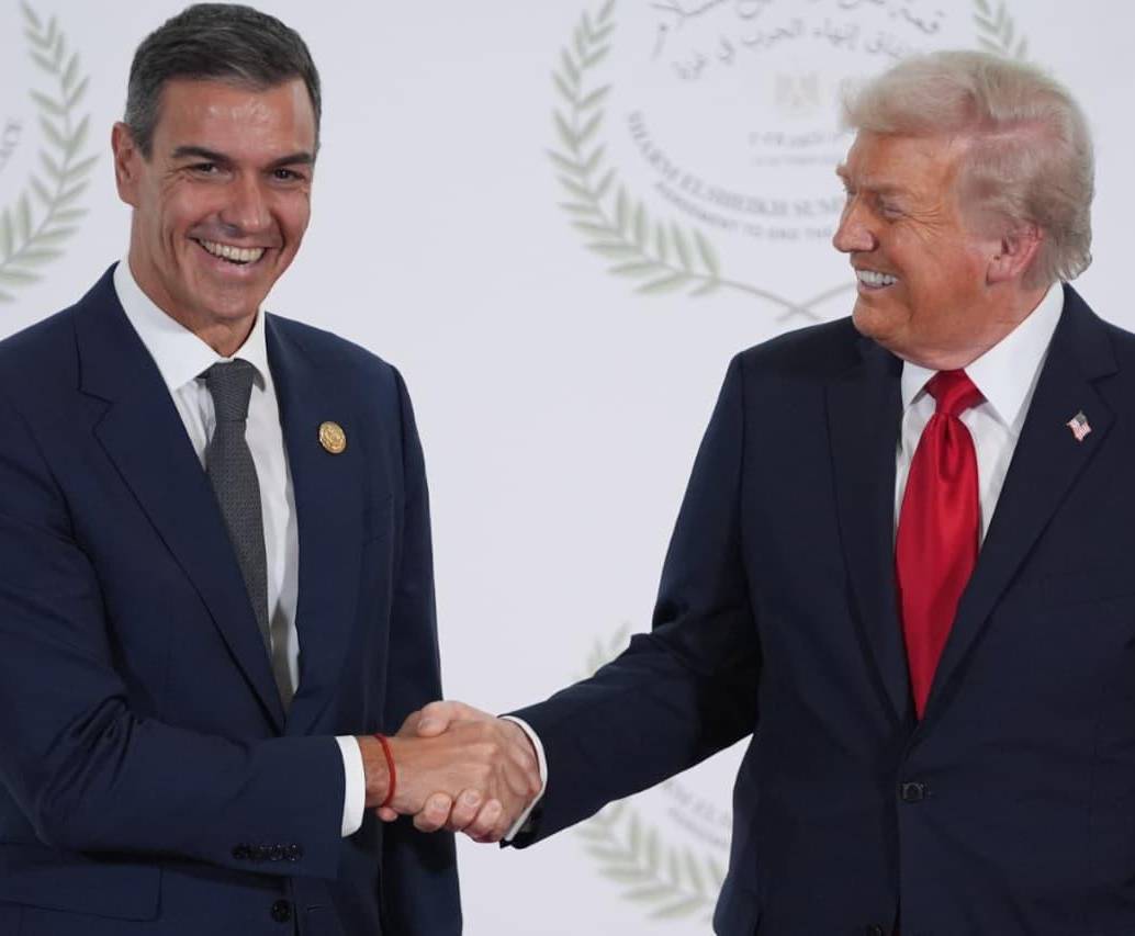 El apretón de manos de Donald Trump con Pedro Sánchez y Emmanuel Macron no pasó desapercibido. FOTO: GETTY