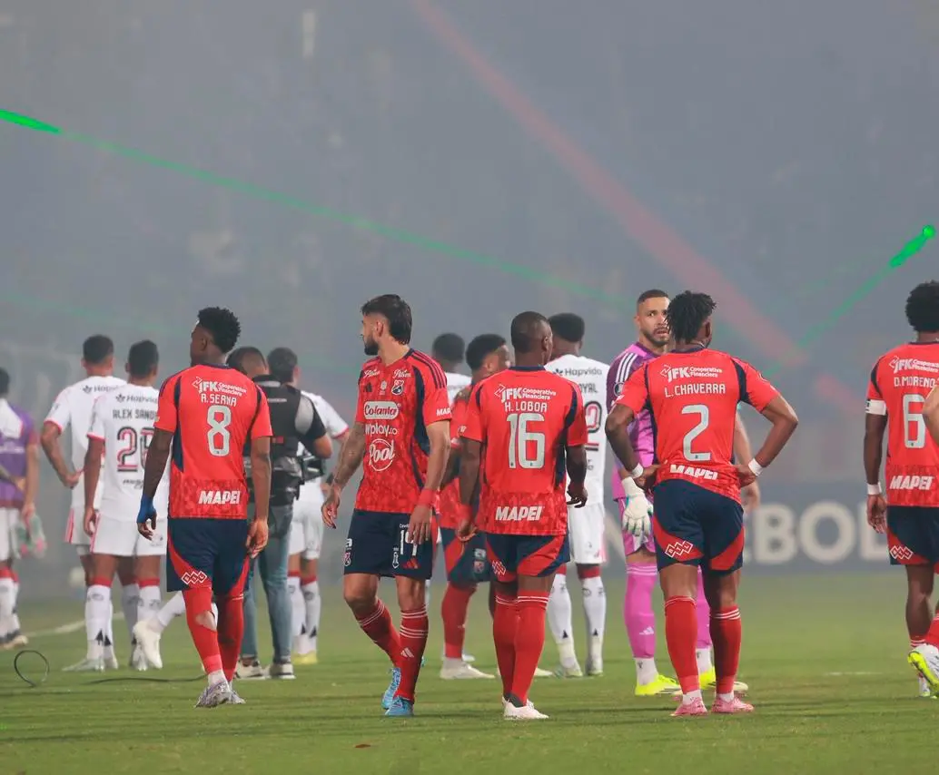 Los futbolistas del cuadro rojo, así como los convocados por Leonardo Jardim en el elenco brasileño, salen de la cancha del Atanasio Girardot en medio de los desmanes del 7 de mayo pasado. Foto: Manuel Saldarriaga