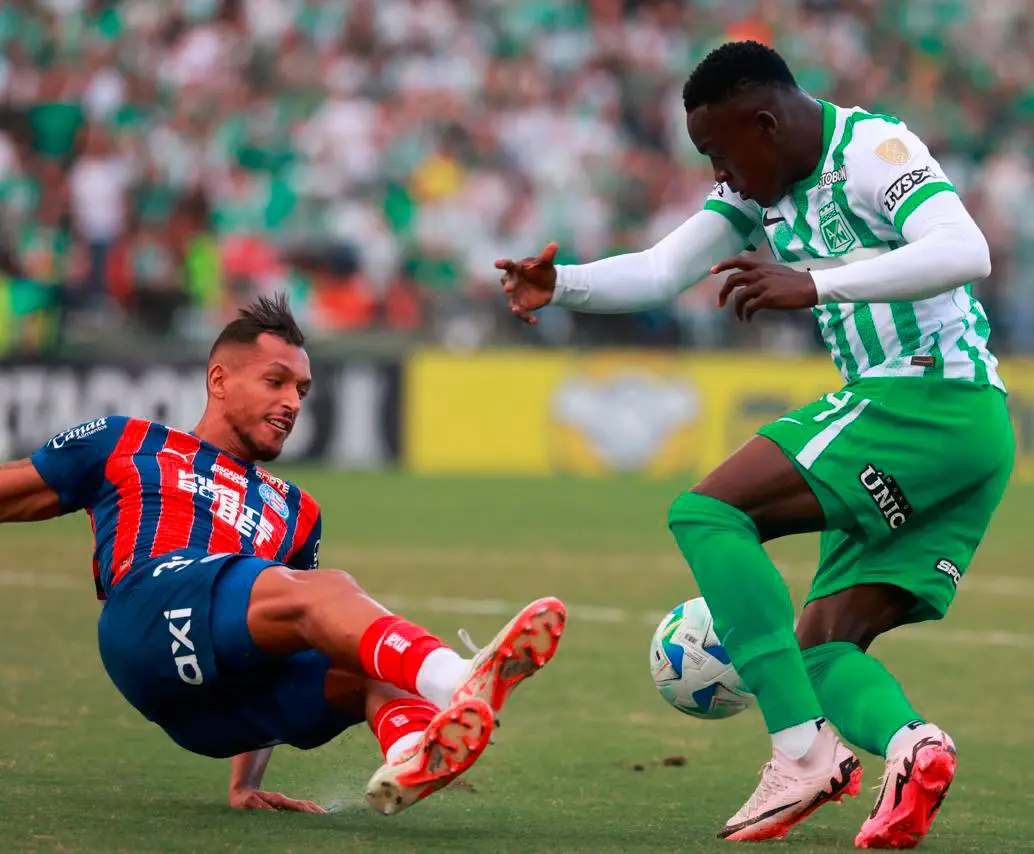 En la acción aparece Kevin Viveros, a quien le anularon un gol. FOTO MANUEL SALDARRIAGA