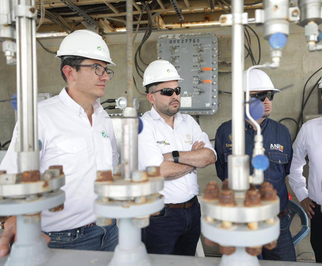 El pasado 3 de julio, el Ministerio y TGI, filial del Grupo Energía Bogotá, visitaron la zona donde podría estar la planta en La Guajira. FOTO: Cortesía.