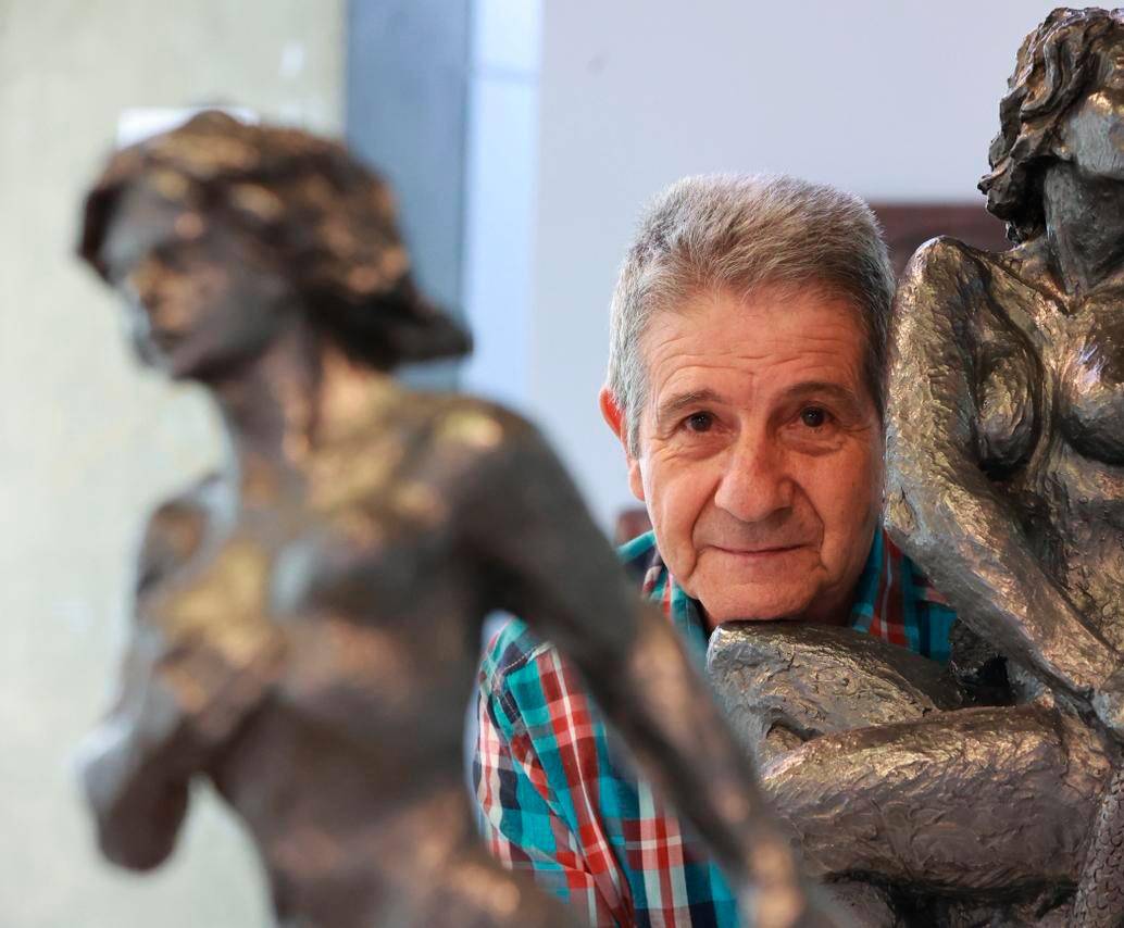 El maestro Miguel Ángel Betancur lleva más de medio siglo haciendo esculturas. Su trabajo parte de los postulados del movimiento Bachué, un grupo artístico de mediados del siglo XX. FOTO MANUEL SALDARRIAGA