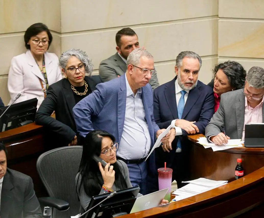 Diez horas de debate y sin descanso se llevaron a cabo en la plenaria del Senado, para aprobar la reforma laboral. <b><span class="mln_uppercase_mln"> </span></b>FOTO<b><span class="mln_uppercase_mln"> colprensa</span></b>