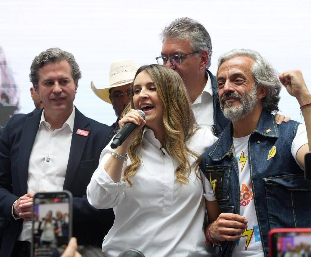 Paloma Valencia presentó a Juan Daniel Oviedo como su fórmula vicepresidencial durante un acto público en el Centro Comercial GranSan. FOTO: Paloma Valencia vía X. 
