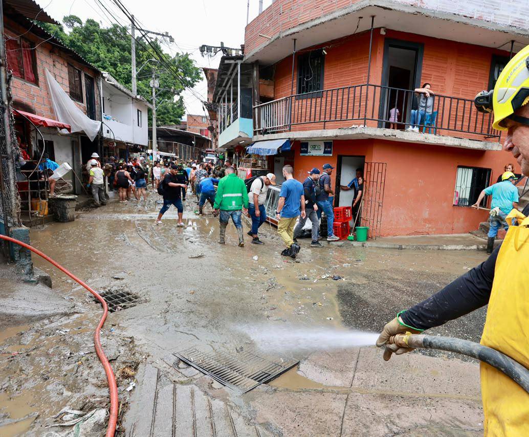 Diferentes organismos de emergencia llegaron al sector La Iguaná, en donde se concentran las mayores afectaciones. Foto: Manuel Saldarriaga