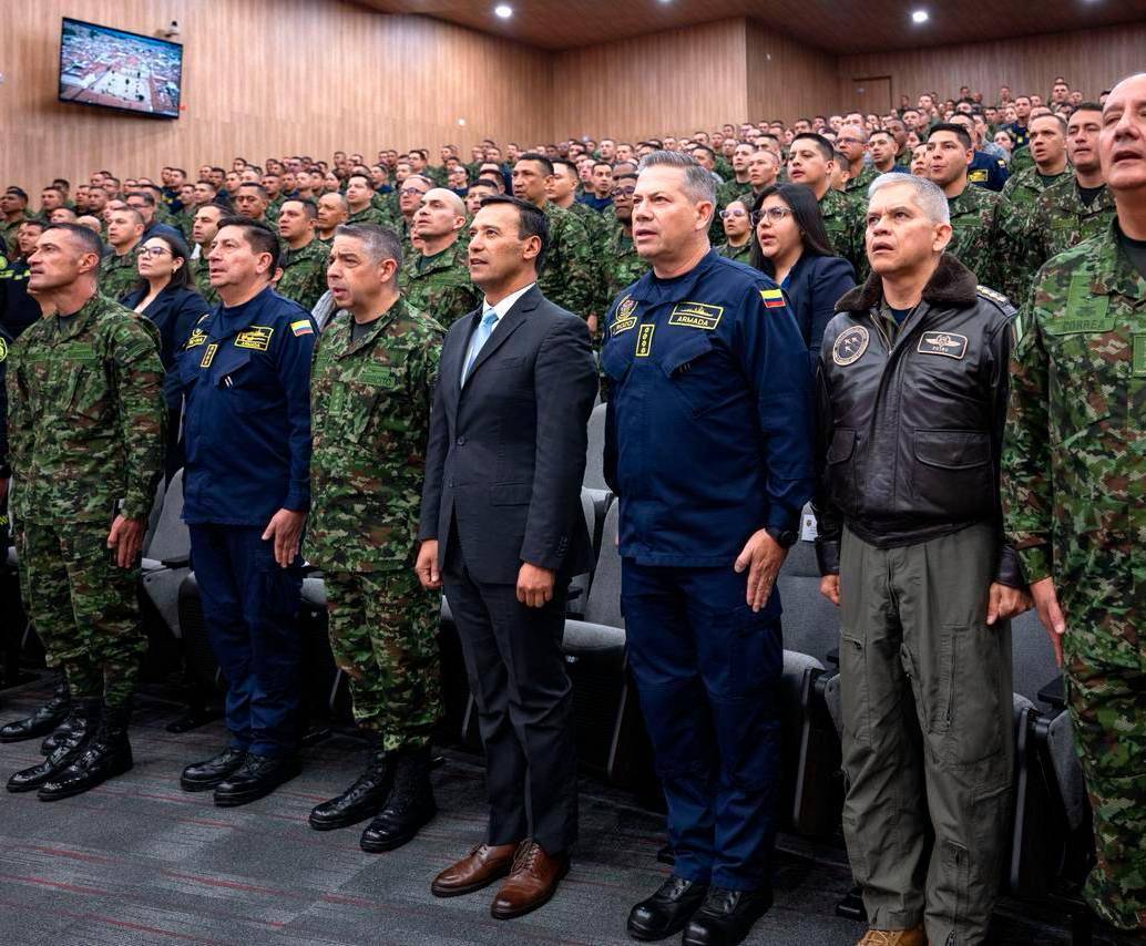 El ministro de Defensa, Pedro Sánchez, y la cúpula militar, presentaron en Bogotá el Comité de Revisión Estratégica e Innovación (CREI). FOTO: CORTESÍA MINDEFENSA.