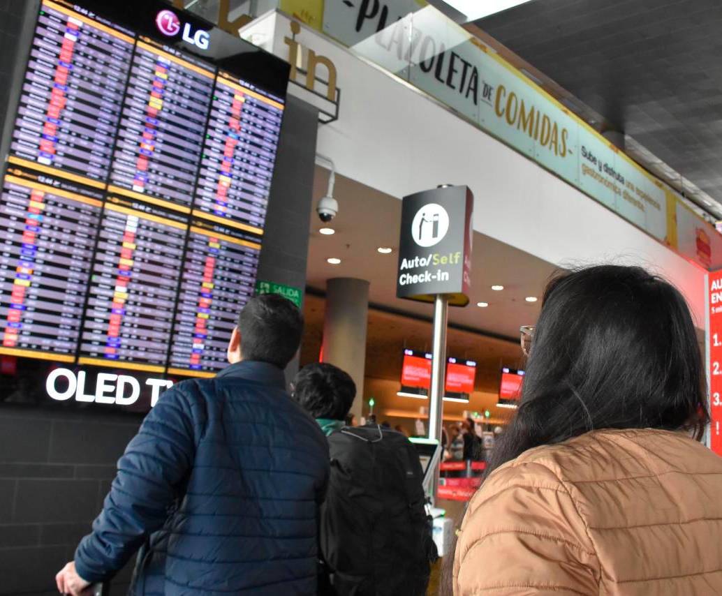 Avianca deberá Implementar en el término de 24 horas un plan de atención<b> </b>al usuario dentro de las instalaciones de El Dorado y los demás aeropuertos donde presten servicio y los usuarios de hayan visto afectados. FOTO: Colprensa.