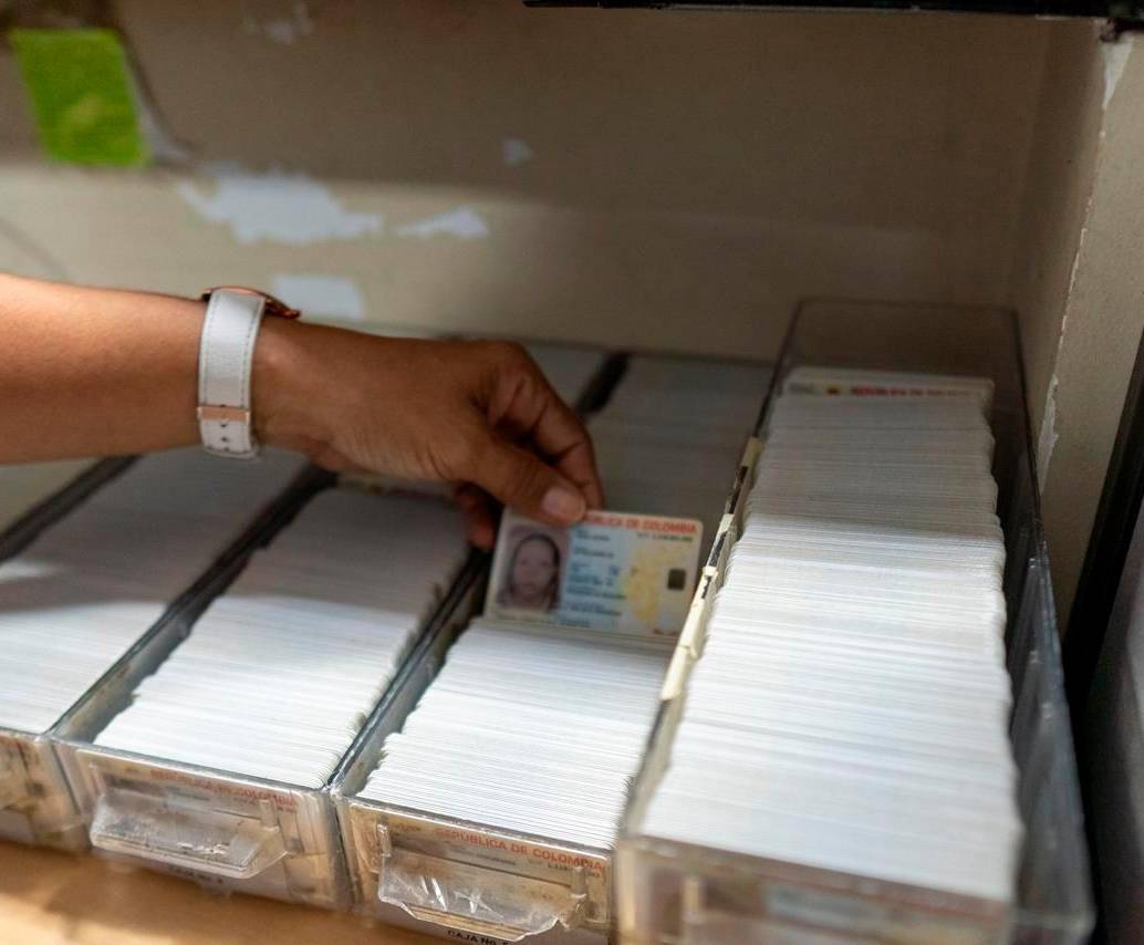 Según las autoridades, las redes delincuenciales estarían contactando a ciudadanos colombianos que se prestan como testigos falsos para asegurar que el extranjero nació en Colombia. FOTO: Cortesía Registraduría